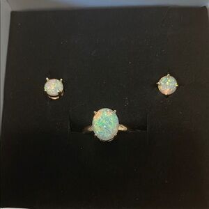Elegant Opal Jewelry Set in Gold